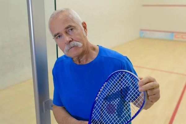 Starší Muž Vnitřním Kurtu Drží Raquet — Stock fotografie