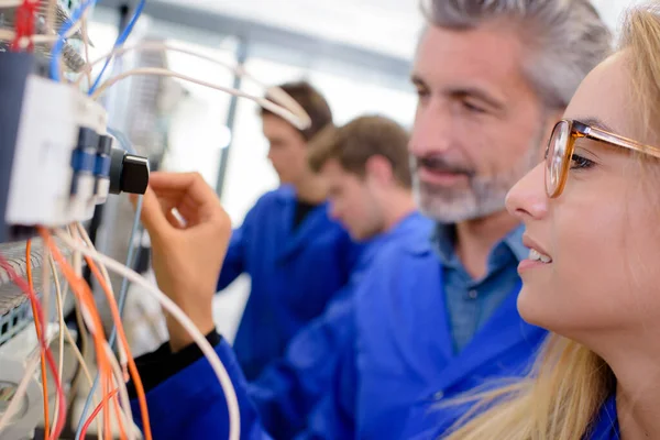 Vrouwelijke Stagiair Elektricien Die Draden Verbindt — Stockfoto