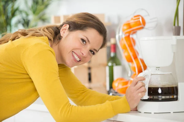 Mulher Feliz Lado Das Laranjas Cozinha — Fotografia de Stock