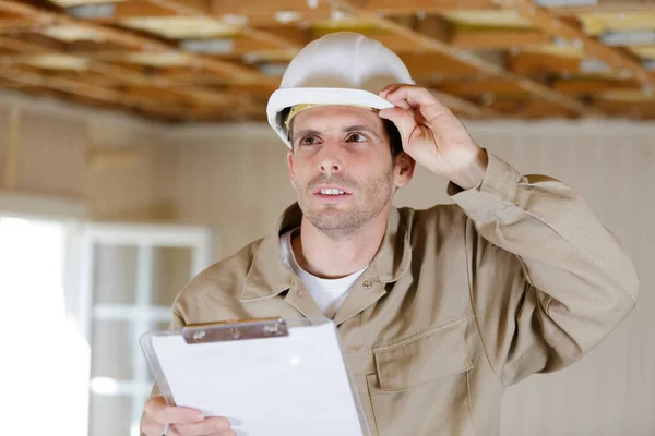 Costruttore Maschio Con Appunti Guardando Intorno All Interno Proprietà Ristrutturazione — Foto Stock