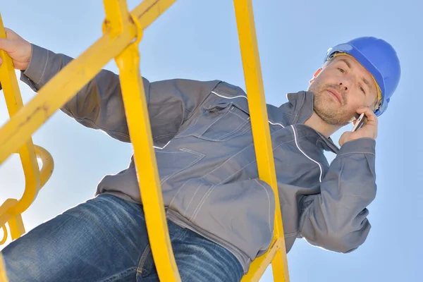 Homem Elevado Selecionador Cerejeira Usando Celular — Fotografia de Stock