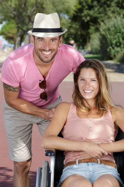 夏の車椅子の平和的な障害者のカップルは — ストック写真