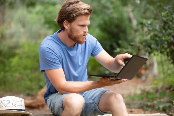 Uomo Che Utilizza Computer Sotto Albero Nel Parco — Foto Stock