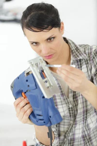 Femmes Change Une Lame Une Machine Découpe — Photo