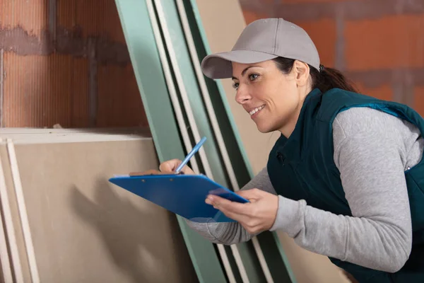 Retrato Construtora Feminina Segurando Prancheta — Fotografia de Stock