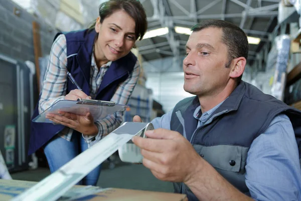 Stanno Imbottigliando Imballaggio Della Fabbrica — Foto Stock