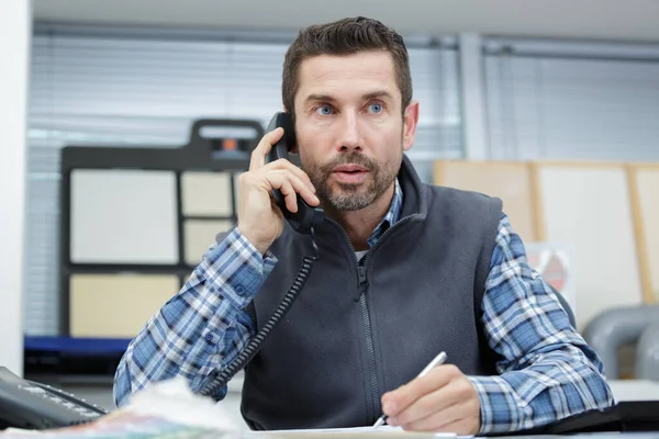 Werknemer Van Middelbare Leeftijd Die Aan Telefoon Werkt Zijn Werkplaats — Stockfoto