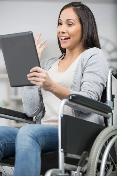 Tekerlekli Sandalyedeki Genç Neşeli Bayan Görüntülü Sohbet Yoluyla Konuşuyor — Stok fotoğraf