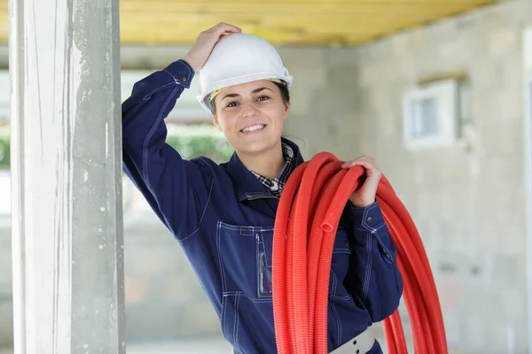 Fontanero Femenino Con Tuberías Sitio Construcción — Foto de Stock