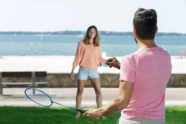 Gelukkig Paar Spelen Badminton Groen Veld — Stockfoto