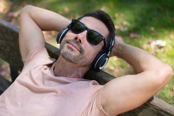 Aantrekkelijke Glimlachende Man Ontspannen Een Openbaar Park — Stockfoto