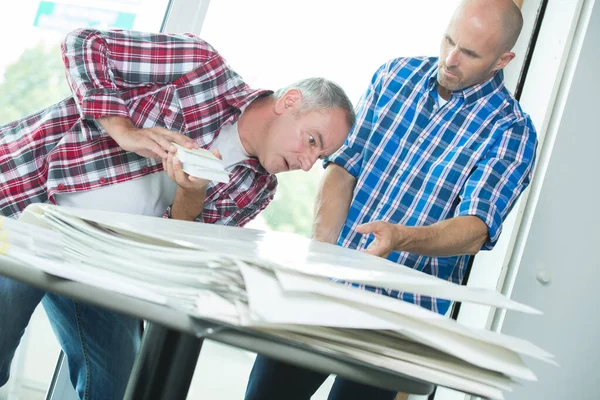 Ingenjör Som Inspekterar Arbetet Vid Modern Fabrik — Stockfoto