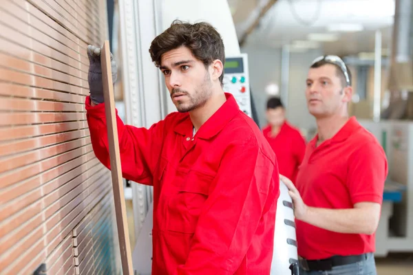 Retrato Trabalhador Fábrica Laminado — Fotografia de Stock