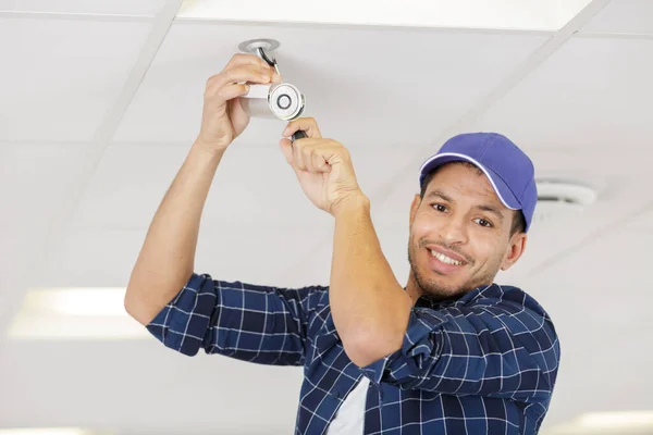 Man Changing Ceiling Light Bulb — Stock Photo, Image