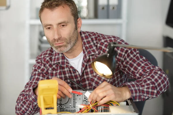 Eletricista Usando Multímetro Para Testar Computador — Fotografia de Stock