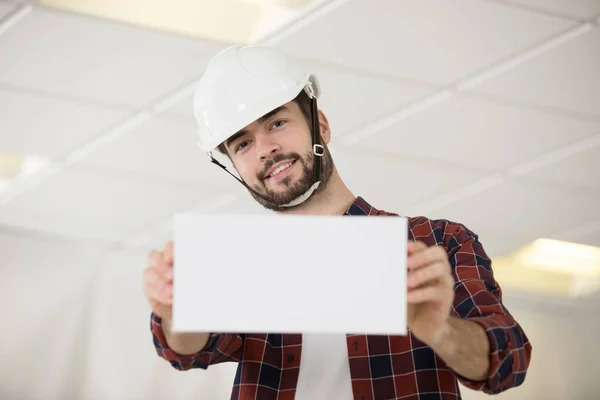 Trabajador Sosteniendo Espacio Copia Cartón Para Adv —  Fotos de Stock