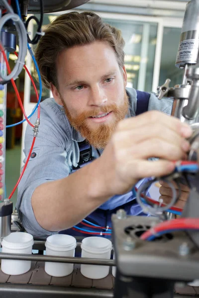 Homem Monta Componentes Eletrônicos Uma Máquina — Fotografia de Stock