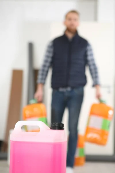 Hombre Fuera Foco Portador Envases Plástico Productos Químicos —  Fotos de Stock
