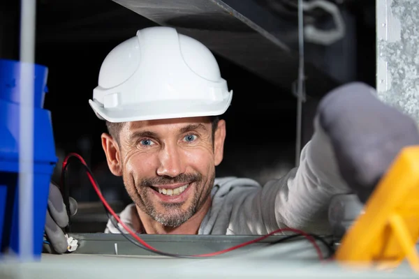 Cableado Del Trabajador Eléctrico Techo —  Fotos de Stock