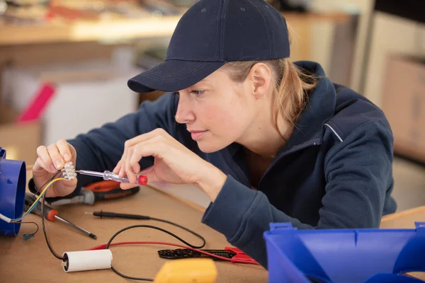 Eletricista Feminino Verificando Uma Fusebox — Fotografia de Stock