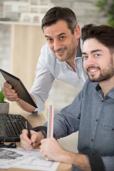 Exitosos Dos Arquitectos Ropa Casual Comunicándose —  Fotos de Stock