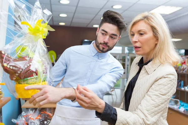 Venditore Negozio Cioccolato Assistendo Cliente — Foto Stock