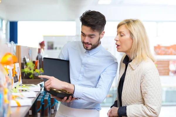 Het Kiezen Van Kruiden Specerijen Biologische Levensmiddelenwinkel — Stockfoto