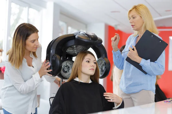 Nauczyciel Pomaga Studentom Szkolenia Aby Stać Się Fryzjerem — Zdjęcie stockowe