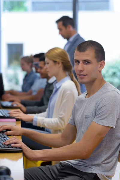 Retrato Del Joven Empresario Aula Contabilidad — Foto de Stock