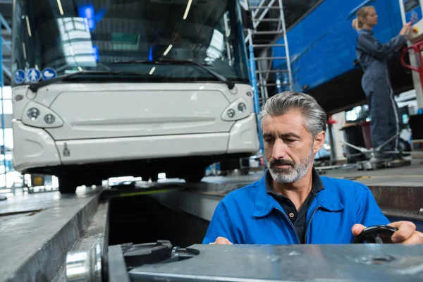 Man Working Bus Garage — Stock Photo, Image