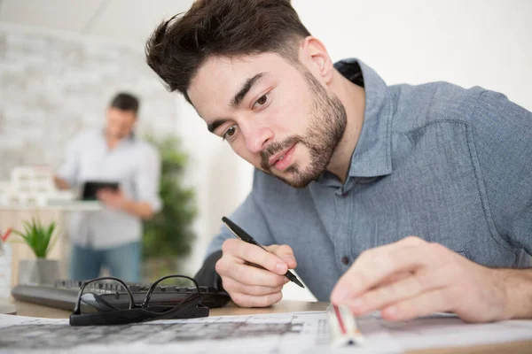 Jeune Homme Concentré Travaillant Bureau — Photo