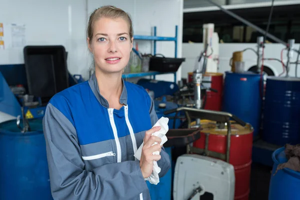 Mechanikerin Repariert Ein Auto — Stockfoto