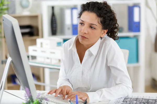 Joven Mujer Negocios Con Computadora Oficina — Foto de Stock