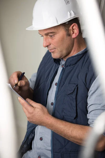 Bauarbeiter Notiert Etwas Auf Zetteln — Stockfoto