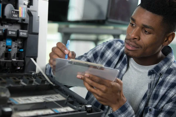 Technician Holding Clipboard Fixing Printer — Stock Photo, Image