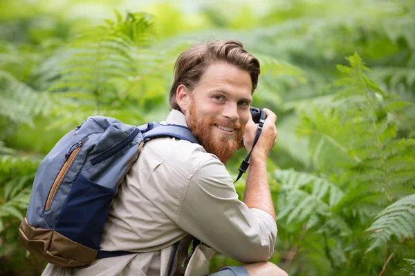 Caminhante Masculino Olhando Através Binóculos Floresta — Fotografia de Stock