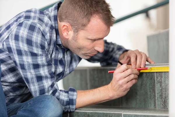 Joven Trabajador Que Utiliza Cinta Métrica Para Medir Escaleras — Foto de Stock