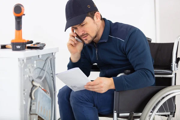 Disabile Uomo Sulla Sedia Rotelle Riparazione Lavatrice — Foto Stock