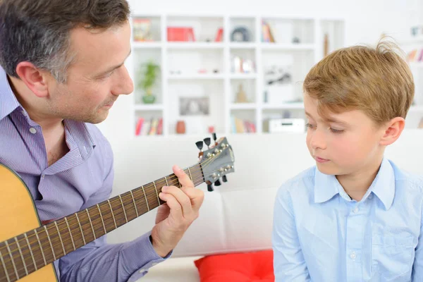 Uomo Sta Insegnando Chitarra Suo Figlio — Foto Stock