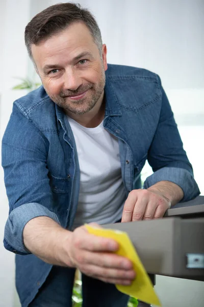 Homem Está Lixando Mesa Madeira Casa — Fotografia de Stock