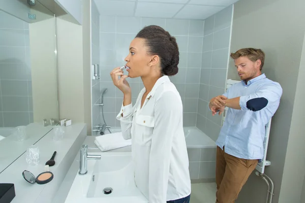 Female Puts Makeup While Boyfriend Waits — Stock Photo, Image