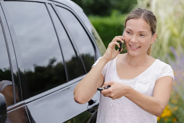 Žena Otevírá Své Auto Zatímco Mluví Telefonu — Stock fotografie