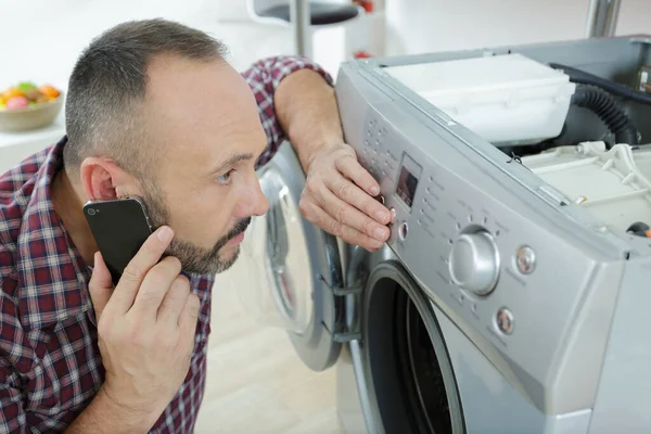 Homme Téléphone Éprouvant Des Problèmes Avec Machine Laver — Photo