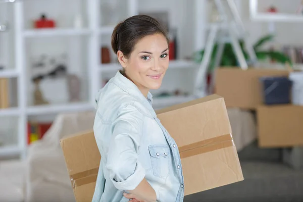 Donna Casa Con Una Scatola Cartone — Foto Stock