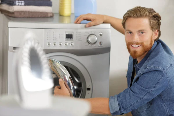Mann Lädt Kleidung Oder Stoff Waschmaschine — Stockfoto