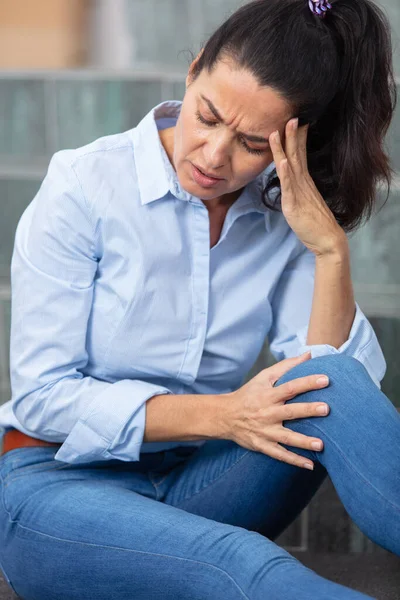 Mujer Siente Dolor Cabeza Sentado Sofá — Foto de Stock