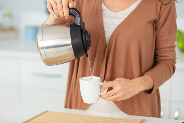 Primo Piano Della Donna Anziana Versando Caldo — Foto Stock