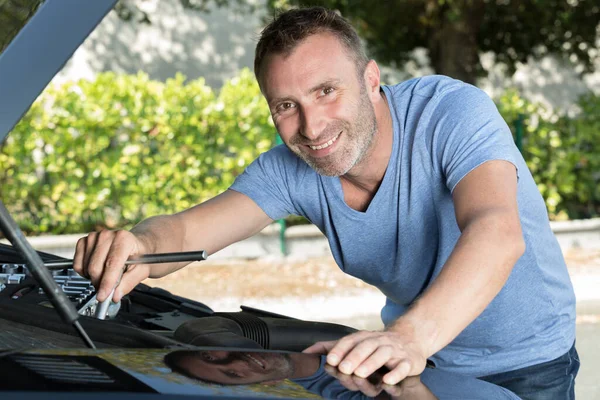 Homem Feliz Verifica Óleo Carro — Fotografia de Stock