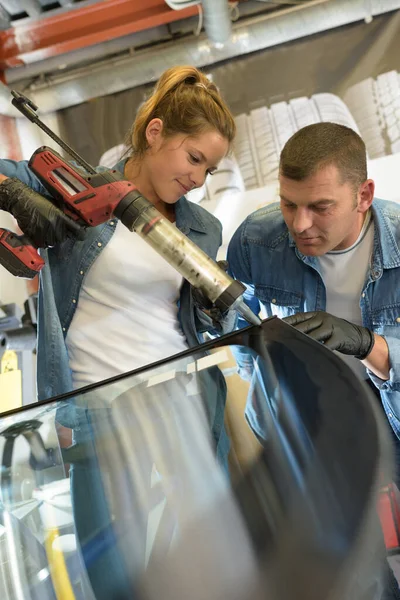 Vrouw Man Gladder Vaststelling Van Een Scheur Gebroken Voorruit — Stockfoto