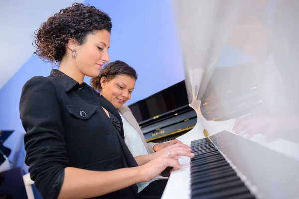 Mulheres Tocando Dueto Piano — Fotografia de Stock